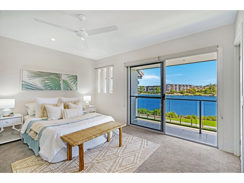 14 South Bay Drive, Varsity Lakes QLD 4227