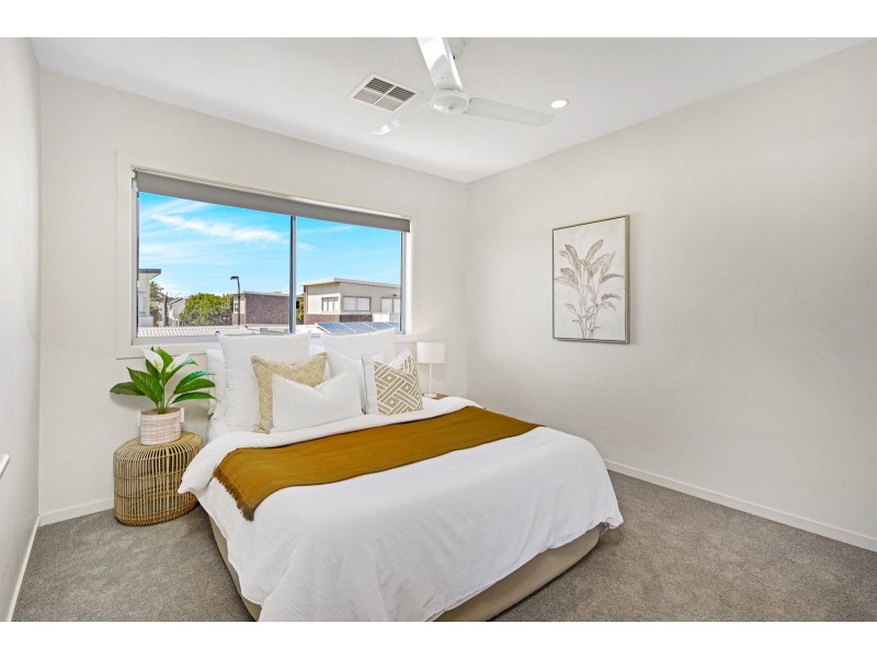 14 South Bay Drive, Varsity Lakes QLD 4227