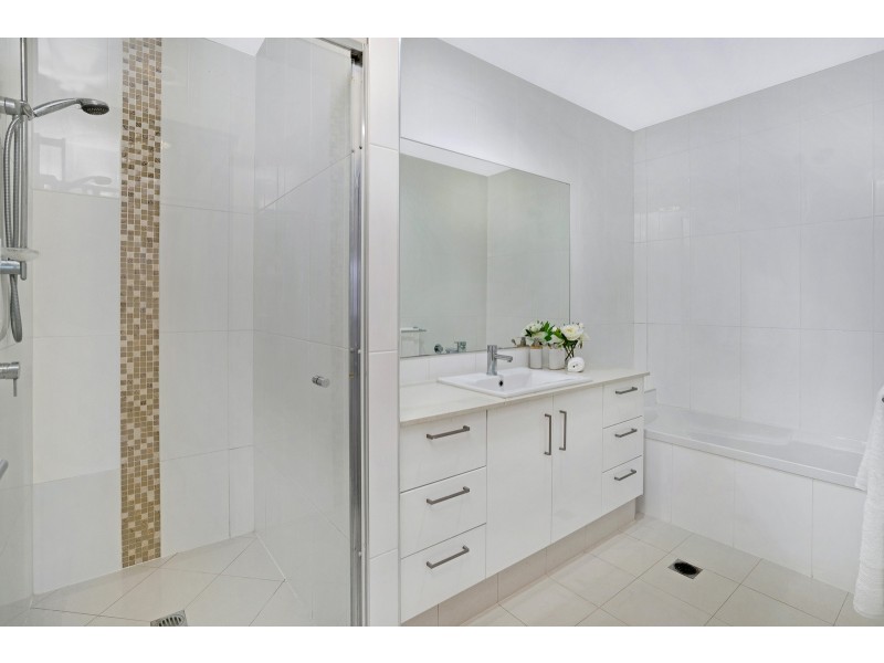 14 South Bay Drive, Varsity Lakes QLD 4227