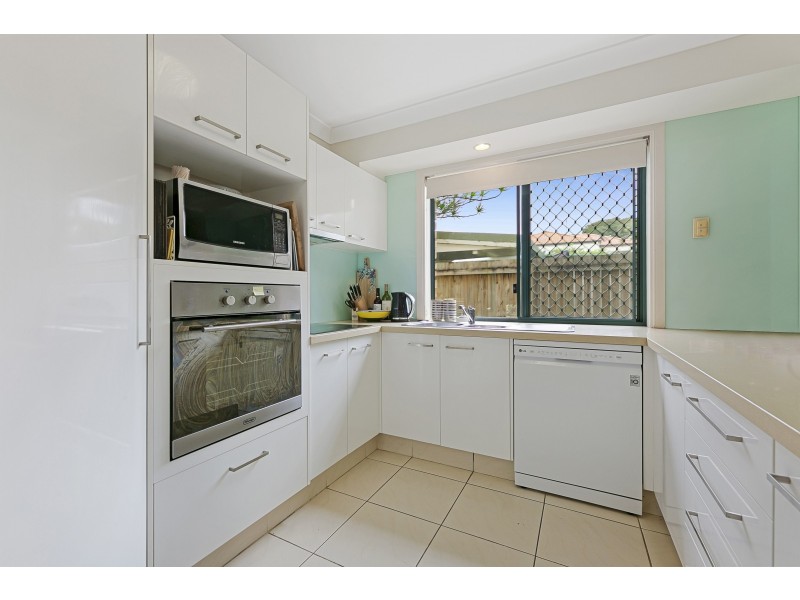 4/15 Gordon Street, Labrador QLD 4215