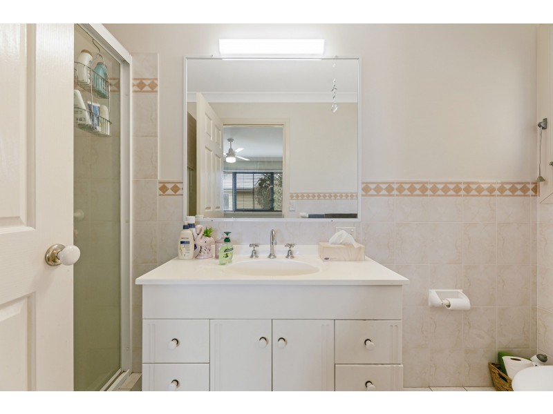 4/15 Gordon Street, Labrador QLD 4215