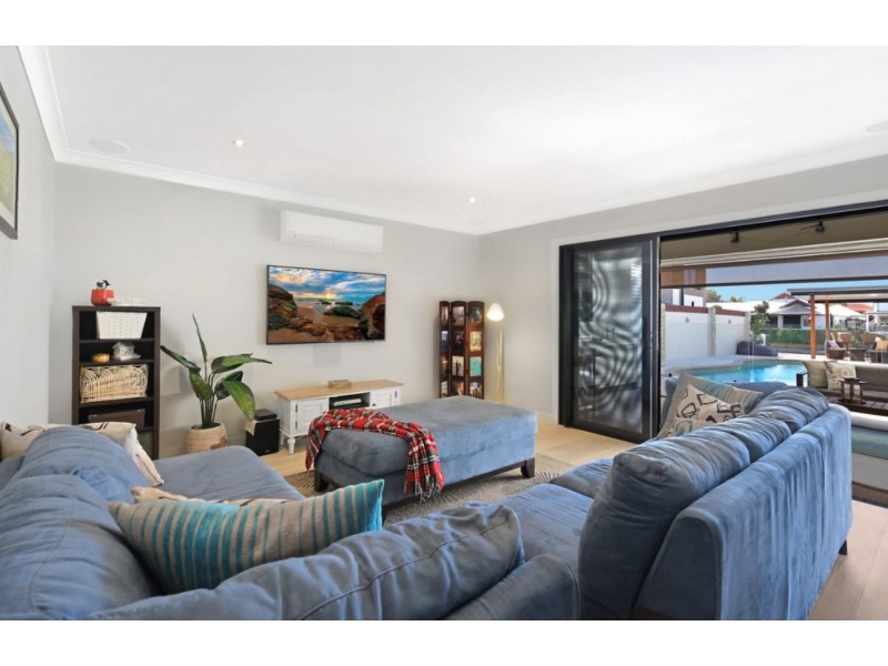 71 Tradewinds Avenue, Paradise Point QLD 4216