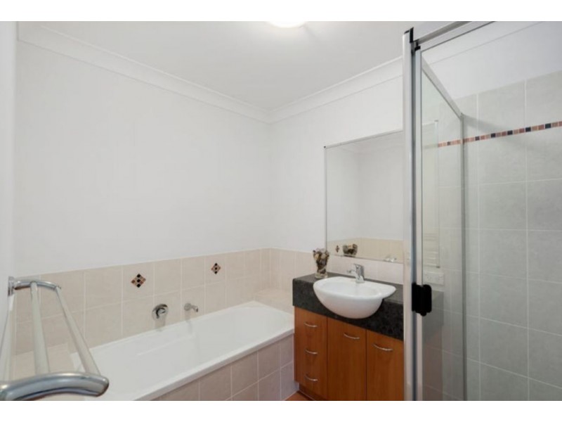 1/6 Imperia Crescent, Varsity Lakes QLD 4227