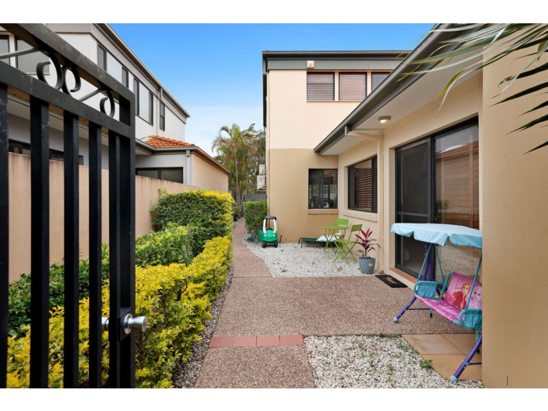 540 Oyster Cove Promenade, Helensvale QLD 4212