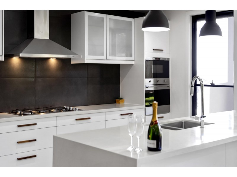 8 Kerr Avenue, Southport QLD 4215