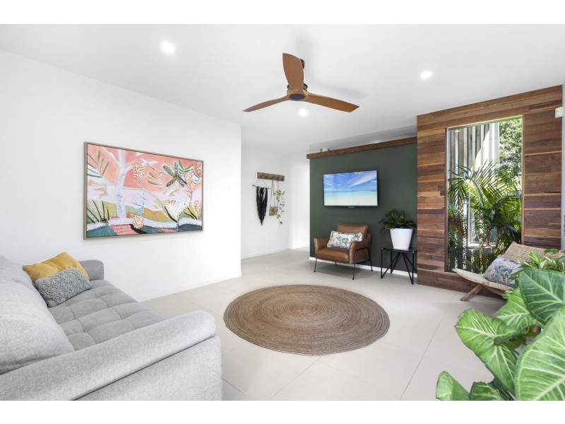 8 Kerr Avenue, Southport QLD 4215