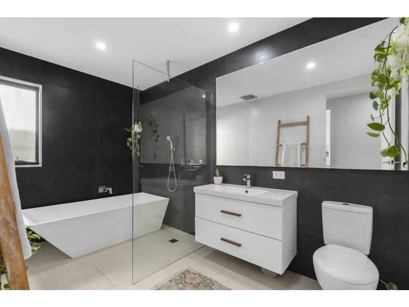 8 Kerr Avenue, Southport QLD 4215