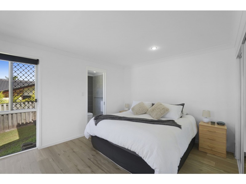 5 Flint Court, Pacific Pines QLD 4211