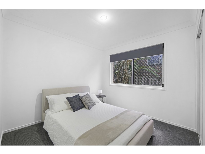 5 Flint Court, Pacific Pines QLD 4211