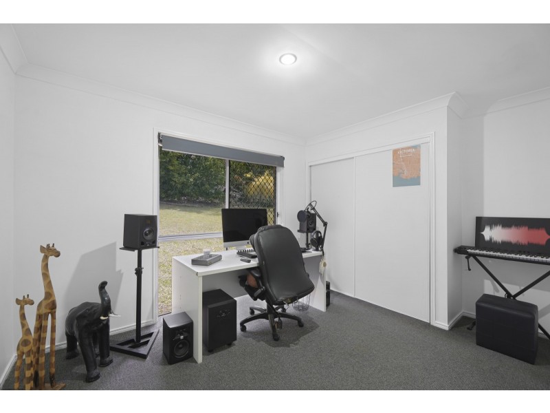 5 Flint Court, Pacific Pines QLD 4211