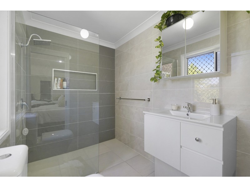 5 Flint Court, Pacific Pines QLD 4211