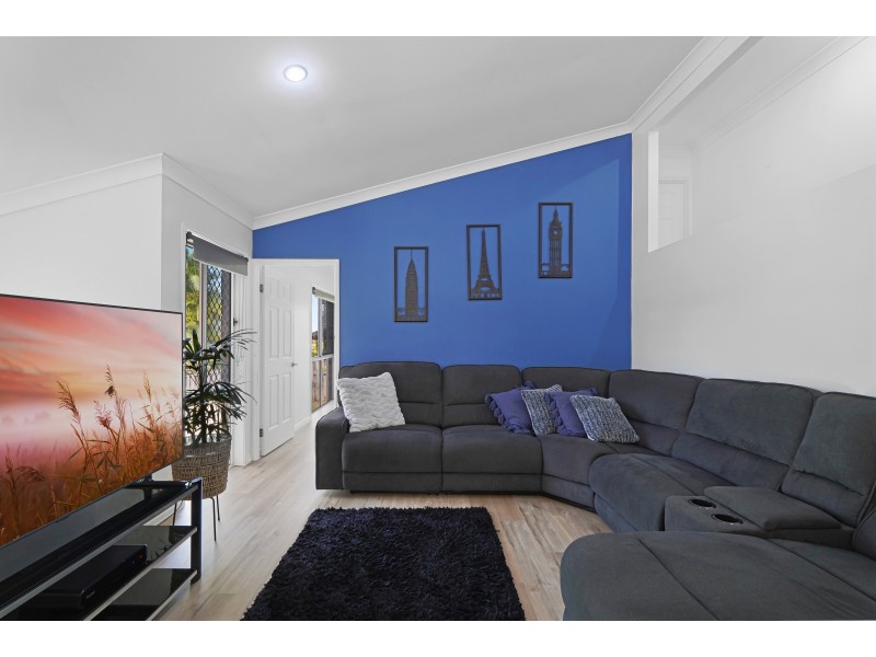 5 Flint Court, Pacific Pines QLD 4211