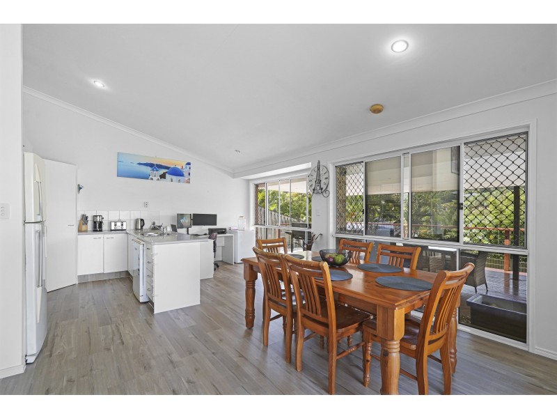 5 Flint Court, Pacific Pines QLD 4211