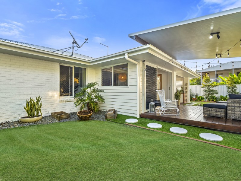 19 Flores Avenue, Palm Beach QLD 4221
