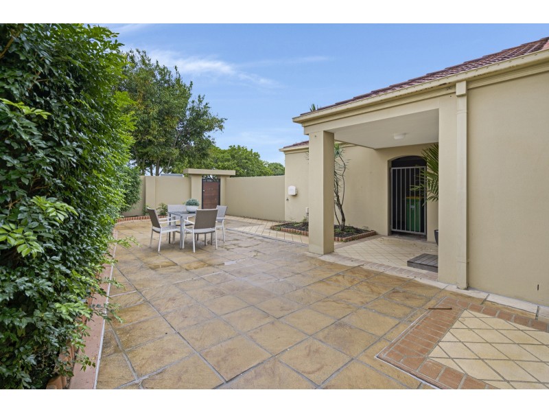 2/2 Pheasant Court, Miami QLD 4220