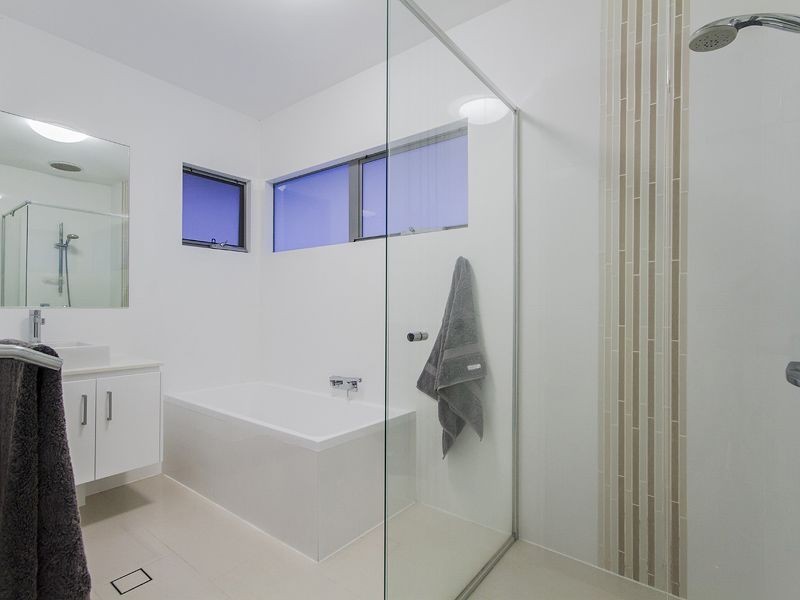 2 Lowell Street, Reedy Creek QLD 4227