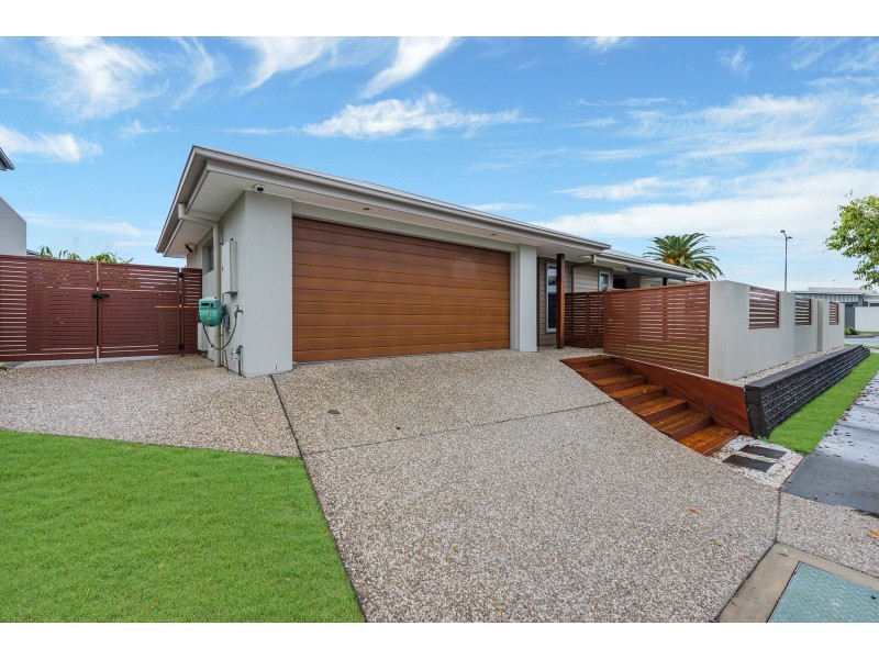 8 Grant Avenue, Hope Island QLD 4212
