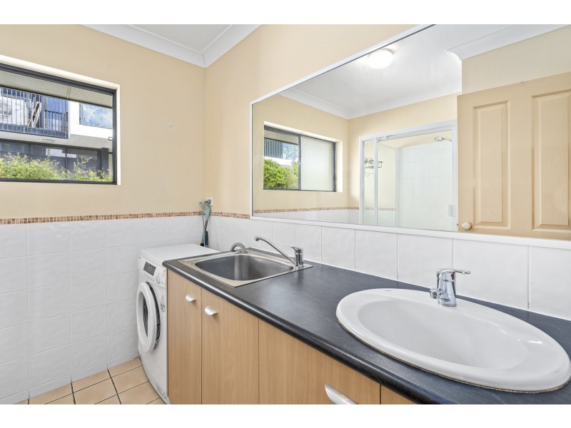 11/10-12 Darrambal Street, Chevron Island QLD 4217