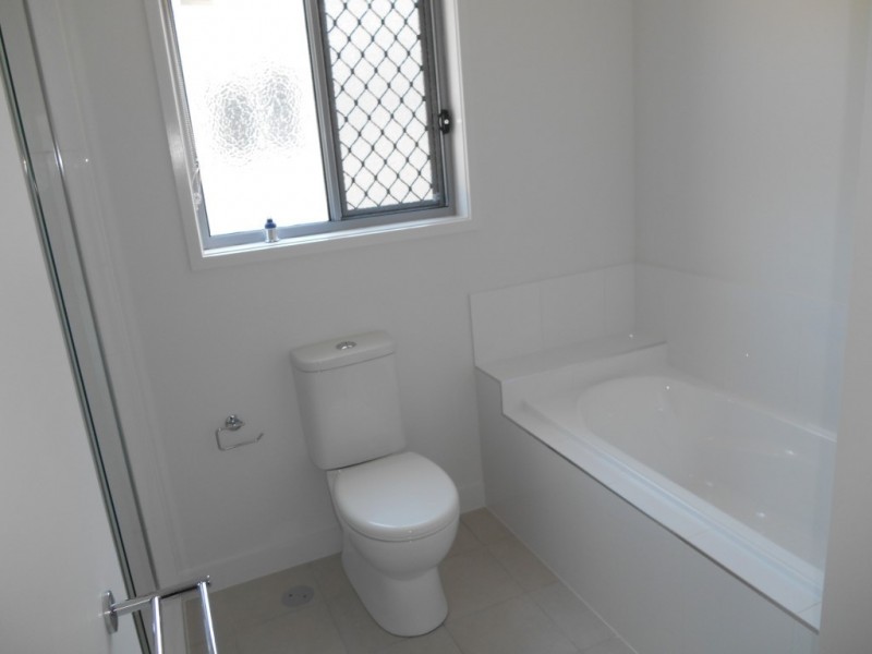 Unit 1/37 Witheren Circuit, Pacific Pines QLD 4211