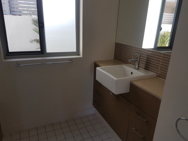 Unit 415/64 Sickle Avenue, Hope Island QLD 4212