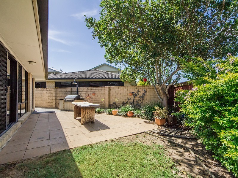 2/5 Abbeytree Court, Robina QLD 4226