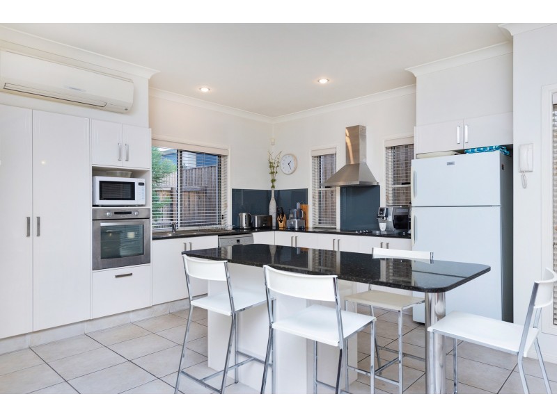 1/2 Andorra Place, Varsity Lakes QLD 4227