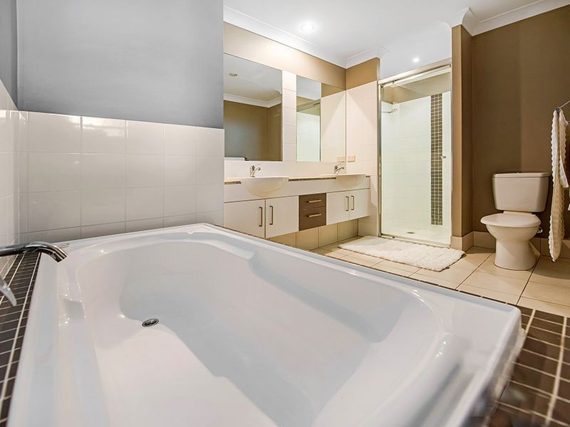 4/10 Valbonne Avenue, Varsity Lakes QLD 4227