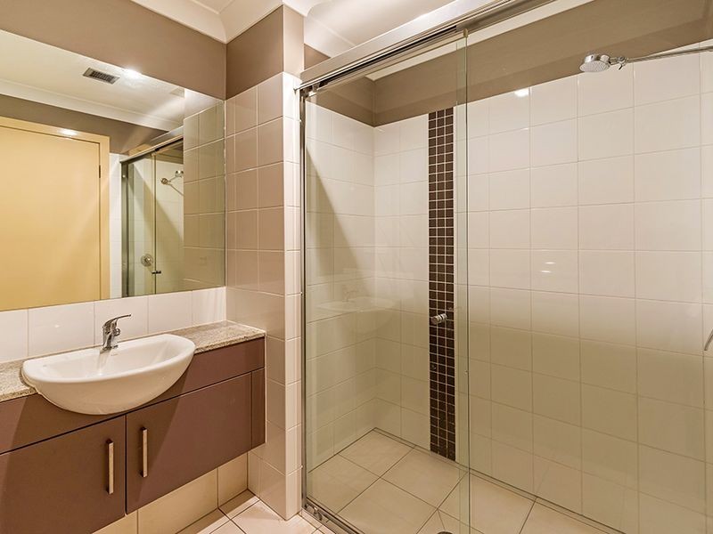 4/10 Valbonne Avenue, Varsity Lakes QLD 4227