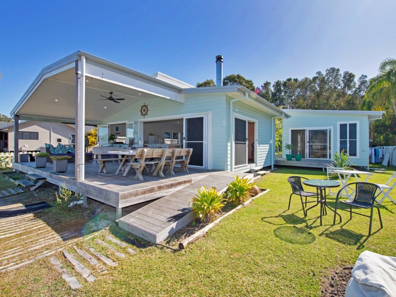 134 Bruce Small Drive, South Stradbroke QLD 4216