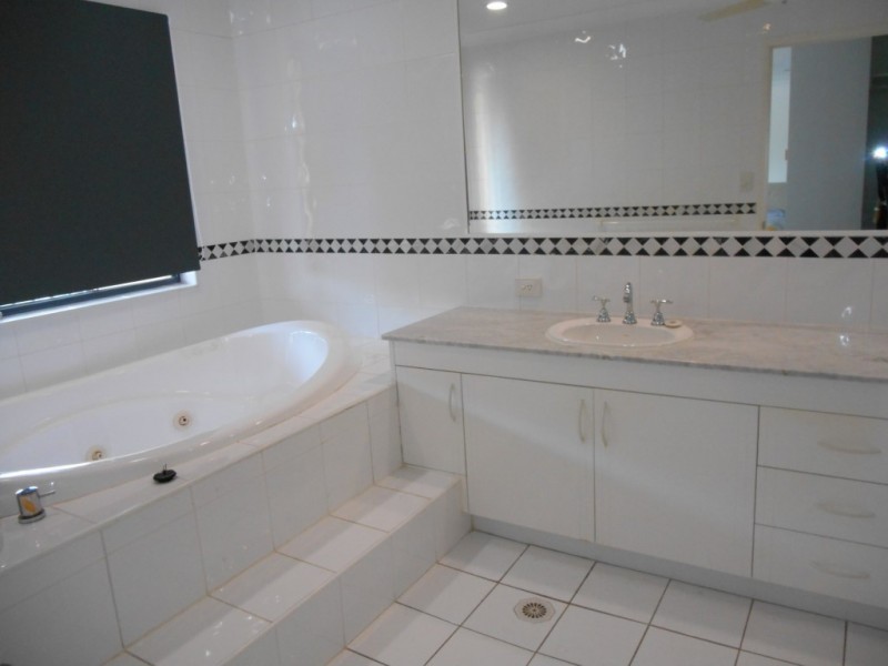 142/125 Santa Cruz Blvd, Clear Island Waters QLD 4226