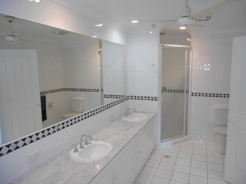 142/125 Santa Cruz Blvd, Clear Island Waters QLD 4226