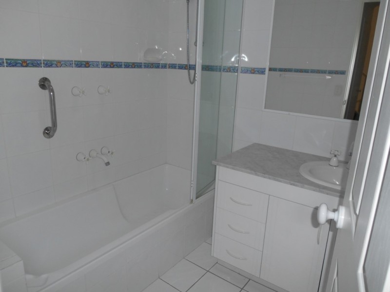 142/125 Santa Cruz Blvd, Clear Island Waters QLD 4226