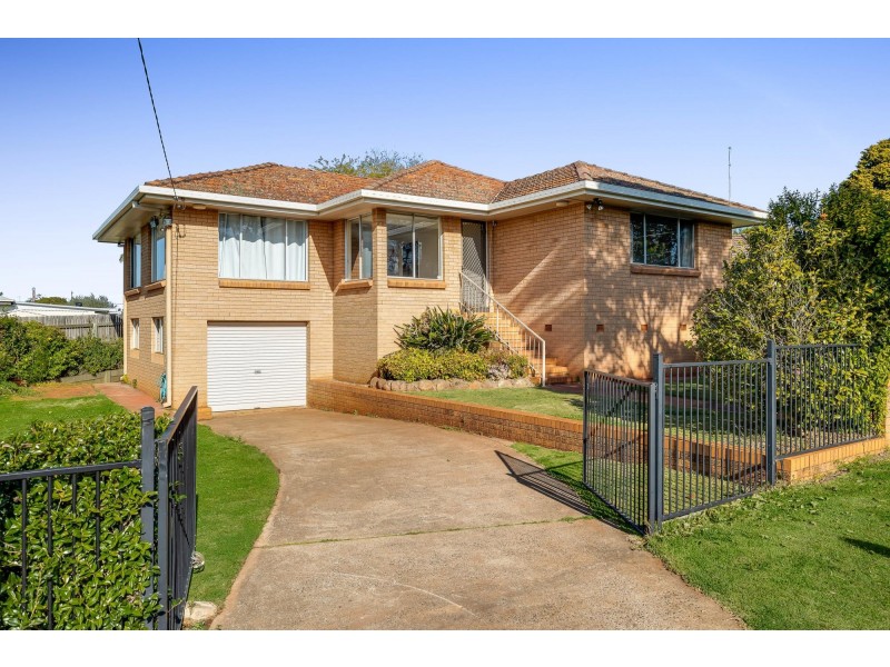8 Leichhardt Street, Centenary Heights QLD 4350