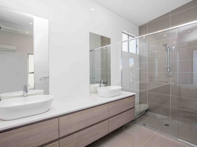 2/184 Rio Vista Boulevard, Mermaid Waters QLD 4218