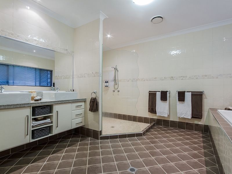 77 Lawnhill Drive, Nerang QLD 4211