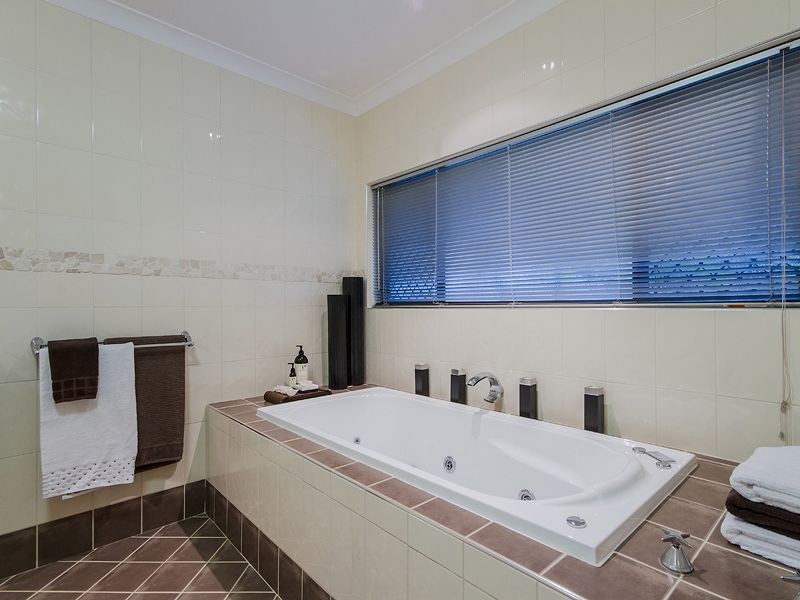 77 Lawnhill Drive, Nerang QLD 4211