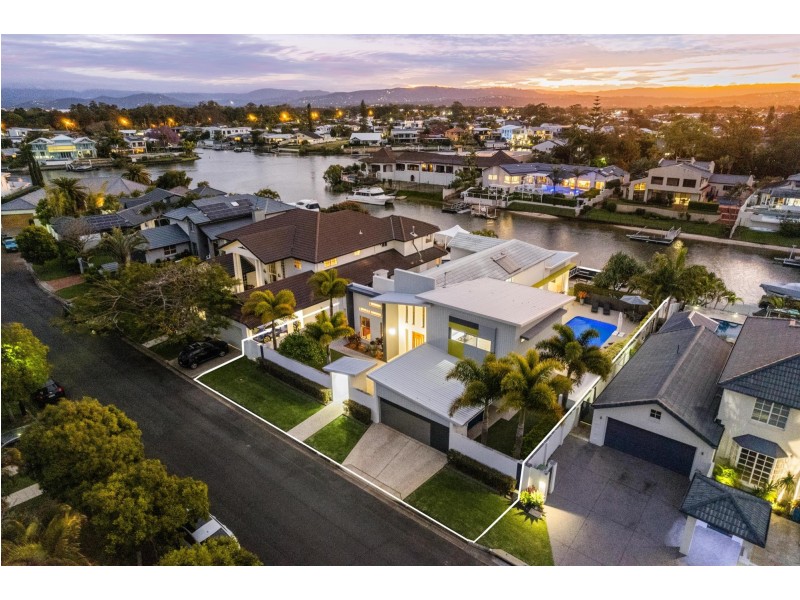 13 St Raphael Terrace, Sorrento QLD 4217