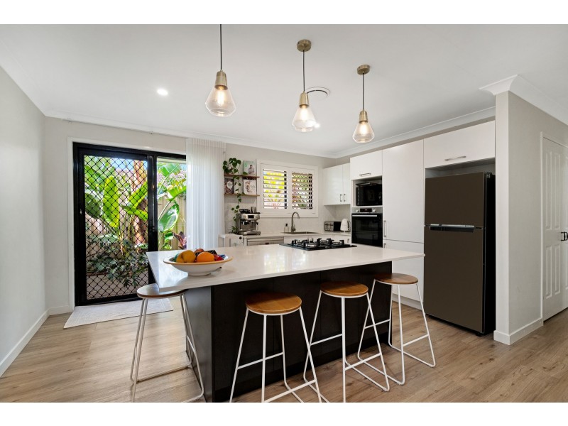 2/8 Peacock Place, Burleigh Waters QLD 4220