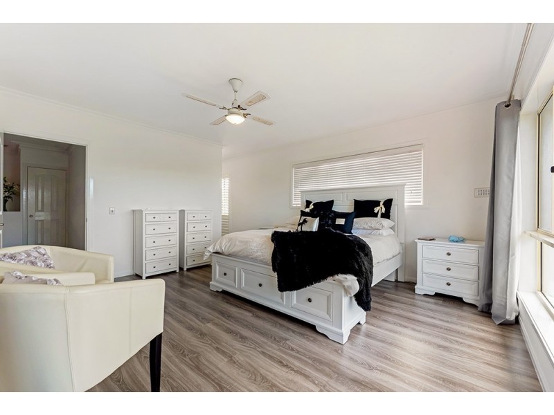 17 Montserrat Court, Clear Island Waters QLD 4226