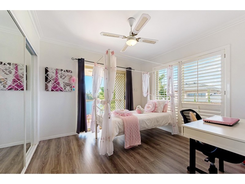 17 Montserrat Court, Clear Island Waters QLD 4226