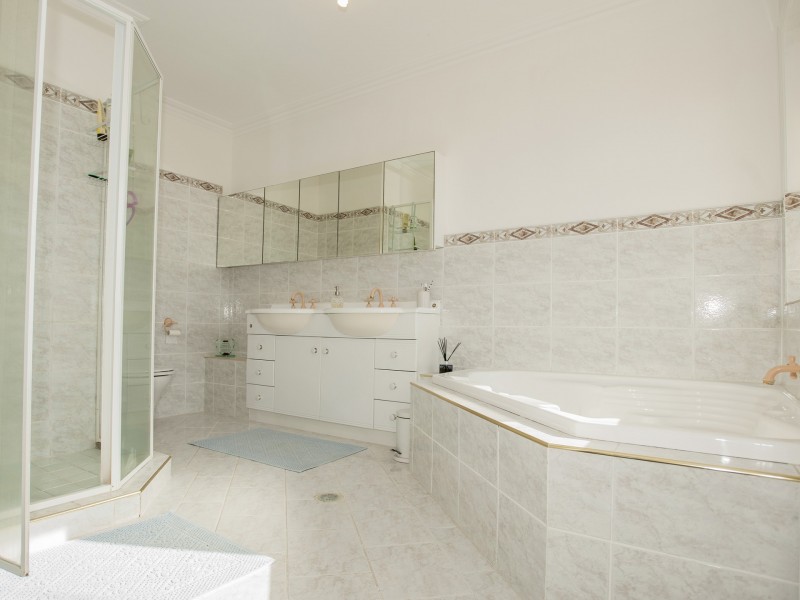 17 Montserrat Court, Clear Island Waters QLD 4226