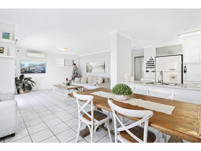 1/42 Oceanic Drive, Mermaid Waters QLD 4218