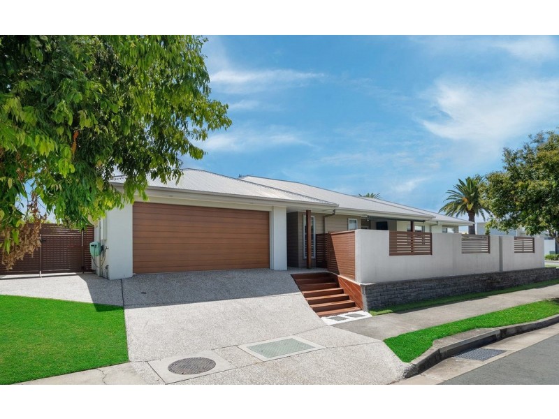 8 Grant Avenue, Hope Island QLD 4212