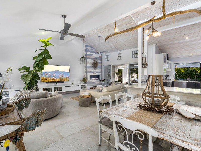 1/7A Government Road, Labrador QLD 4215