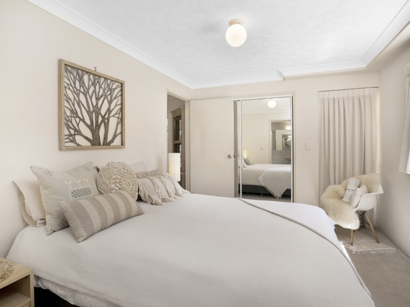 2/35 Sunbrite Avenue, Mermaid Beach QLD 4218