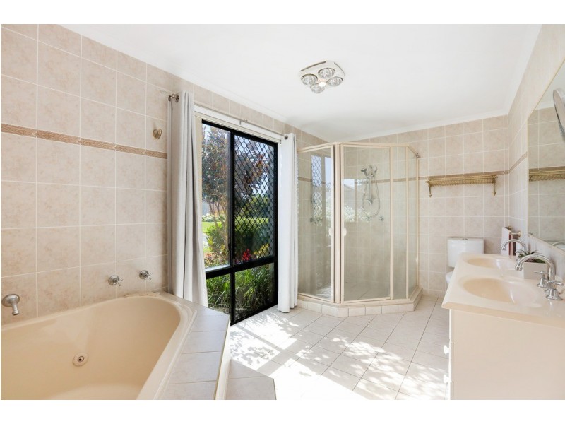 8 Leeds Close, Arundel QLD 4214