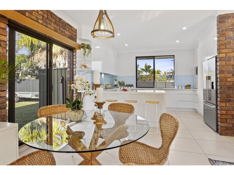 62 Collins Crescent, Benowa QLD 4217