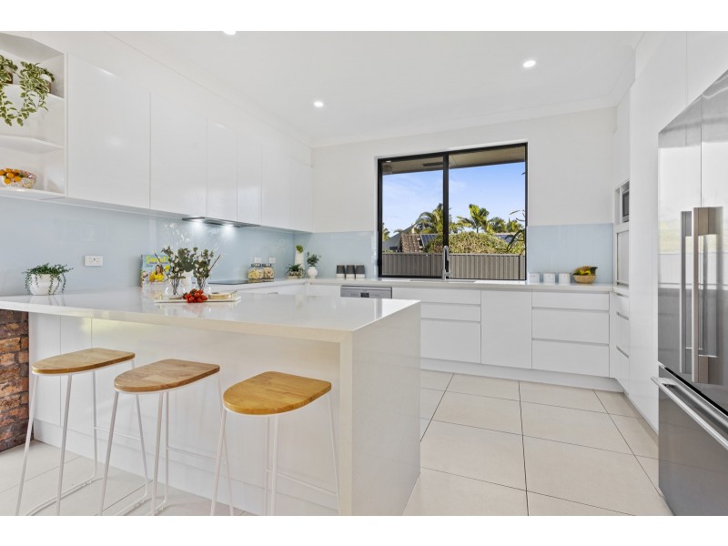 62 Collins Crescent, Benowa QLD 4217