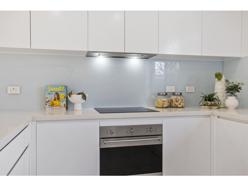 62 Collins Crescent, Benowa QLD 4217