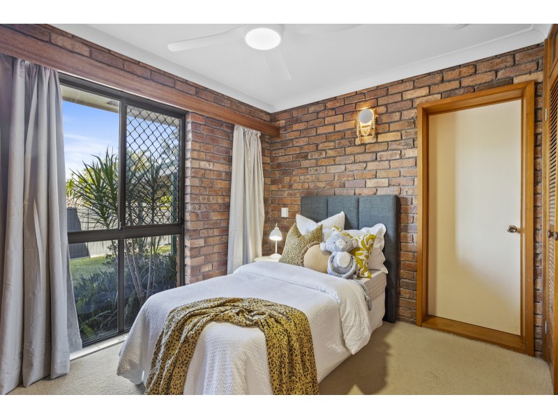 62 Collins Crescent, Benowa QLD 4217